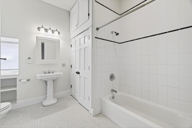 Building Photo - 114 E 6th St