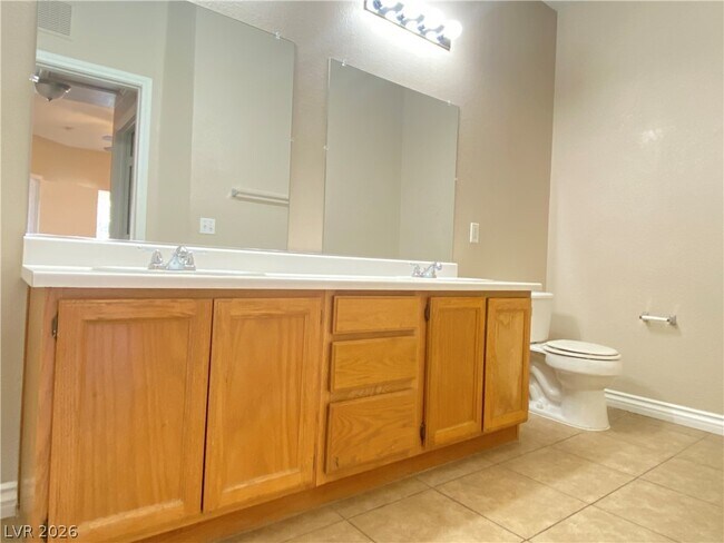 Building Photo - 3400 Cabana Dr