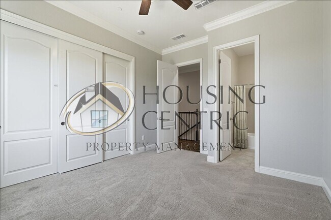 Building Photo - Executive Gated Rental with Stunning Views & Solar!