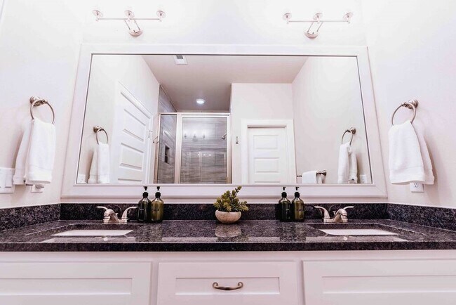 Building Photo - 406 NW Retreat Ln