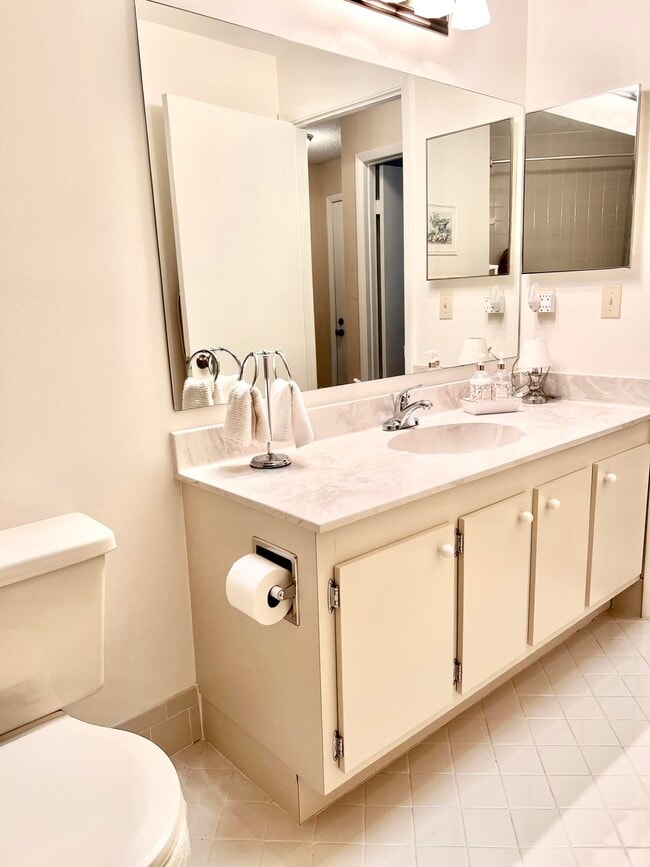 Building Photo - 3328 Lucerne Park Dr