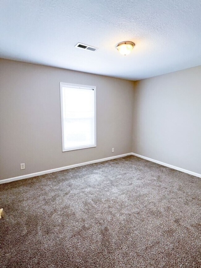 Building Photo - 2 Bedroom 1.5 Bathroom Townhome!!!