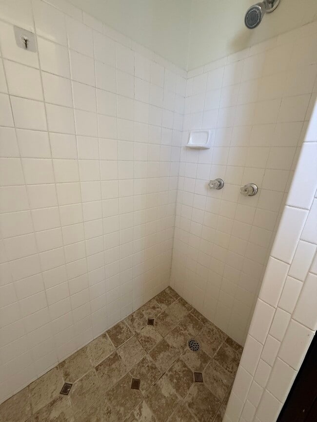 Building Photo - House For Rent