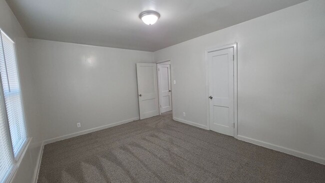 Building Photo - Spacious, Fresh, and Ready for Your Style: 3 Bed 2 Bath