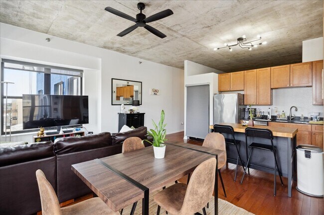 Building Photo - 1122 W Catalpa Ave