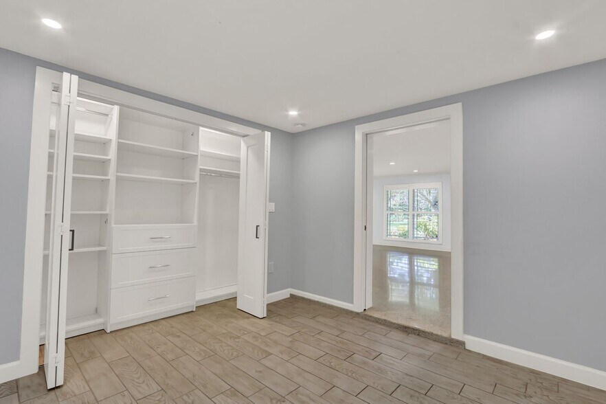 Building Photo - 382 SE Edgewood Dr