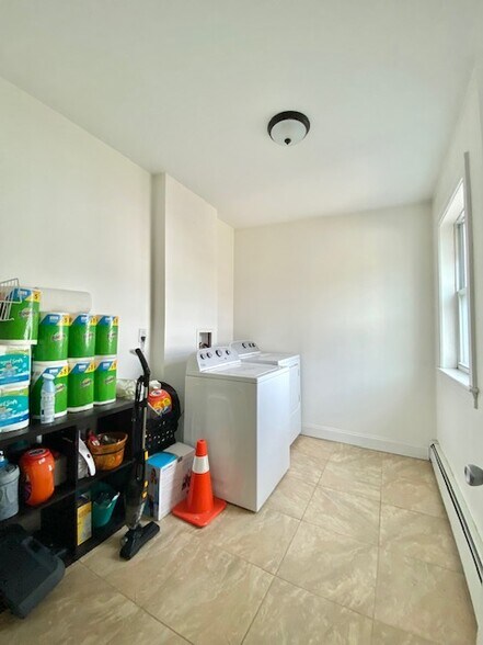 Building Photo - 716 E 6th St