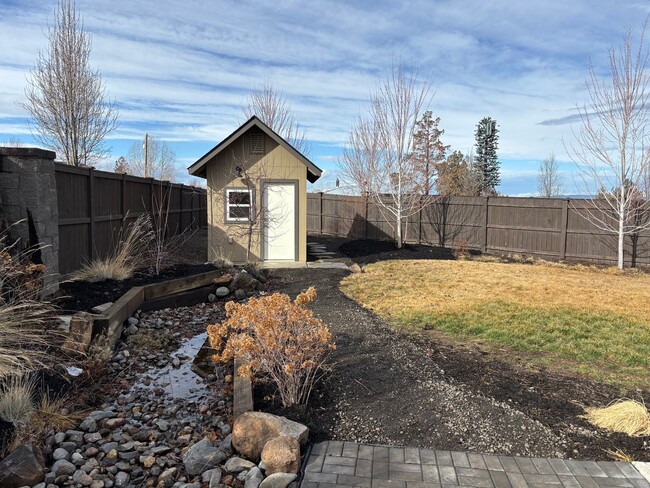 Building Photo - Redmond Home with Large Fenced Yard and Co...