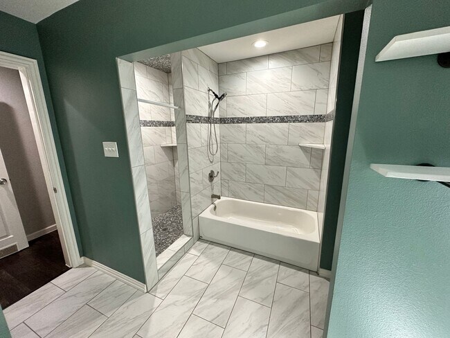 Building Photo - Make this Fairmount Showstopper Home!