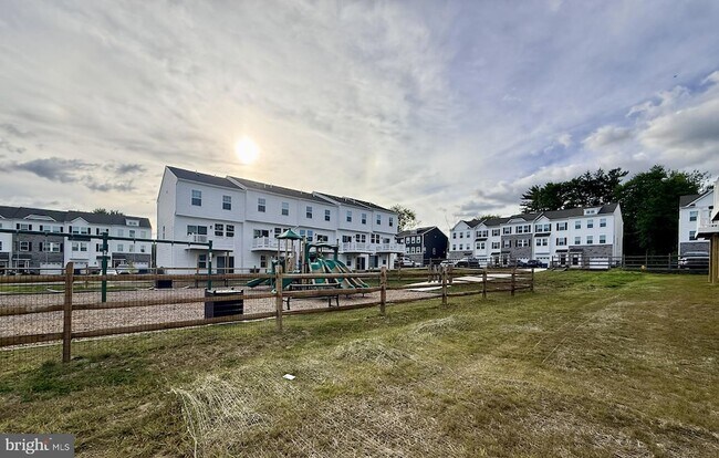 Building Photo - 209 Independence Ct