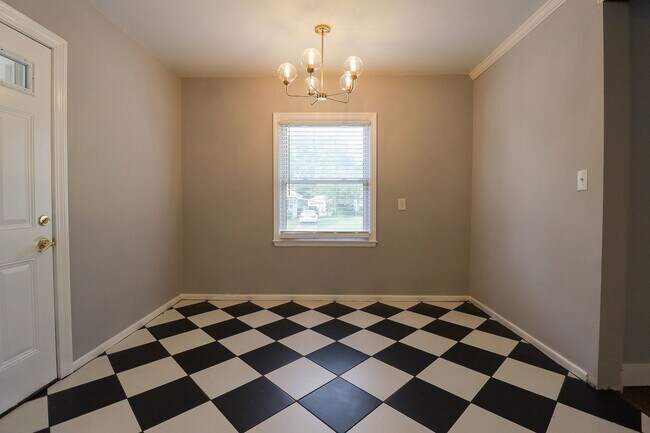 Building Photo - 3 Bed | 1 Bath | Mid Town | $1400