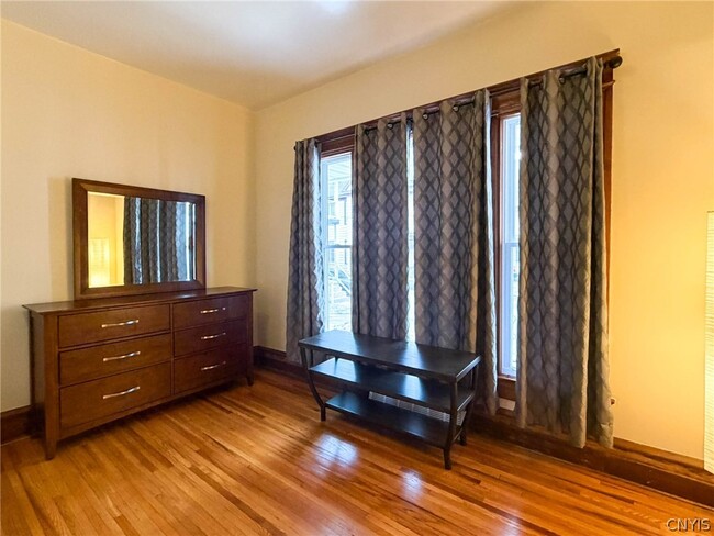 Building Photo - 1015 White Pl