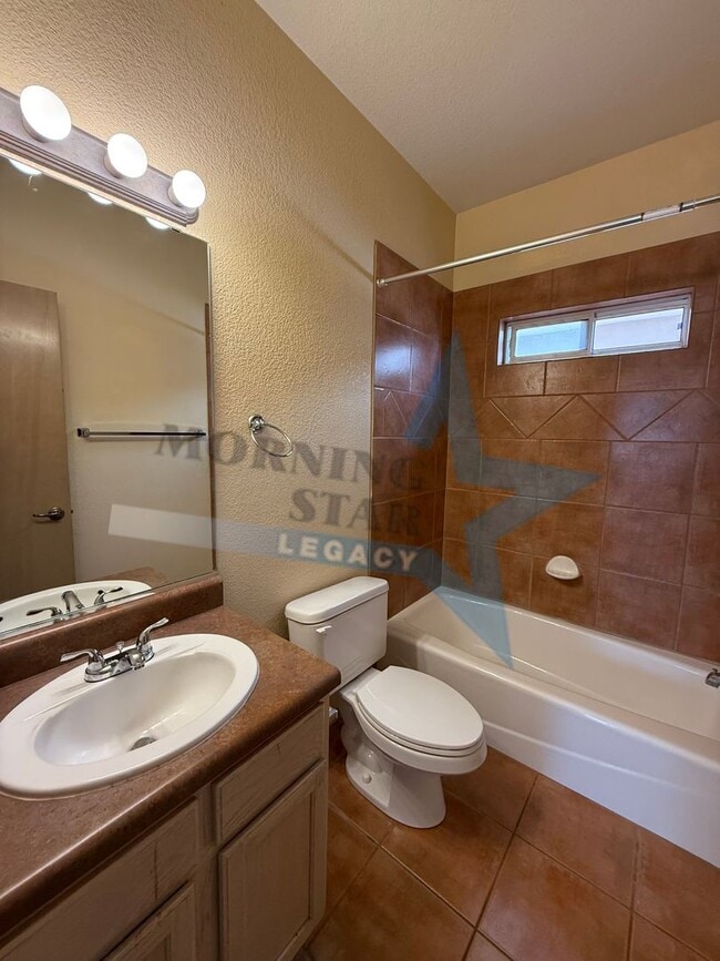 Building Photo - Cute Townhouse in Desirable Area- Close to...