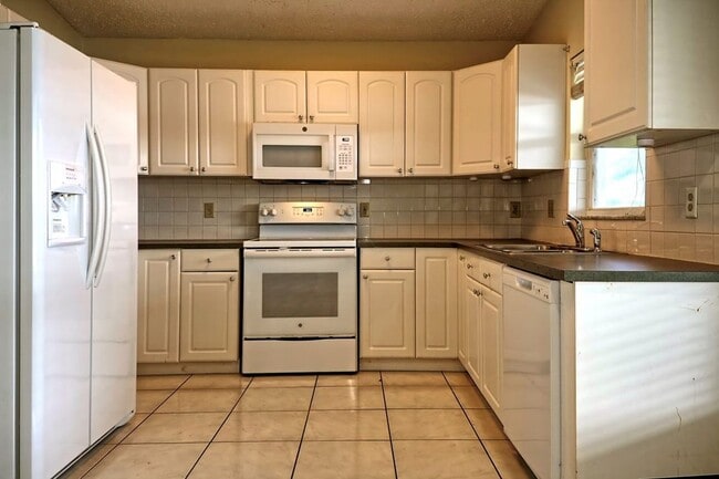 Building Photo - Single Family Home in Hunters Creek