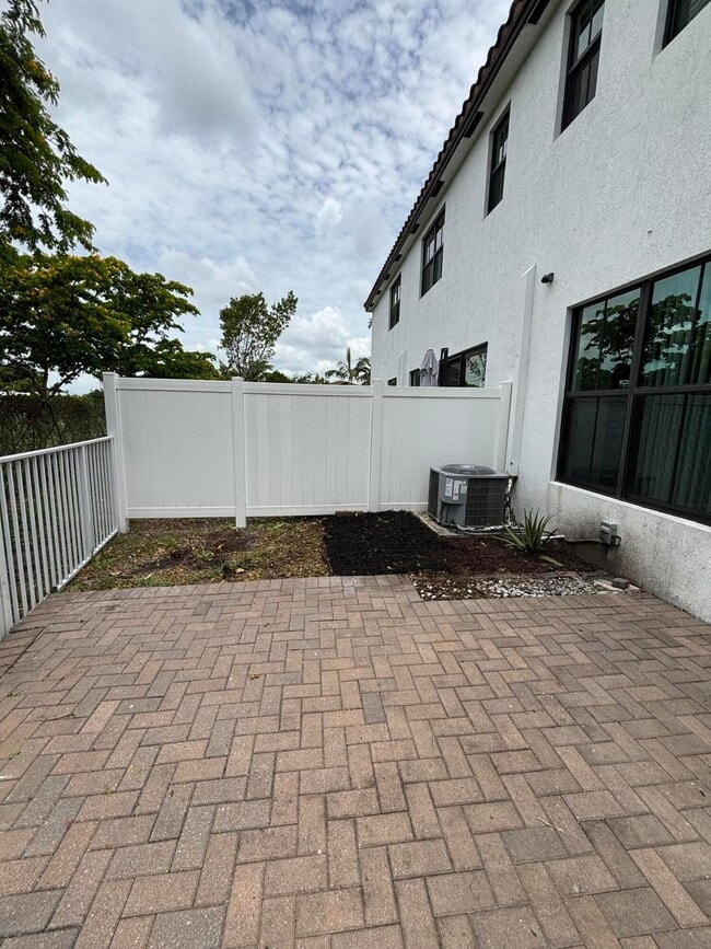 Building Photo - 2037 Oysterwood Ln