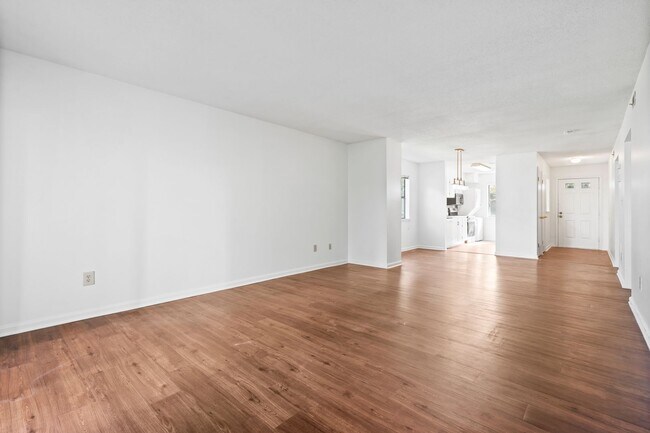 Building Photo - Ground Floor 2bed, 2bath Condo in Kensingt...