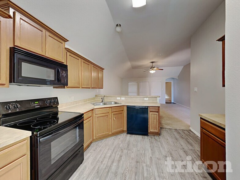 Building Photo - 1615 Hillside Dr