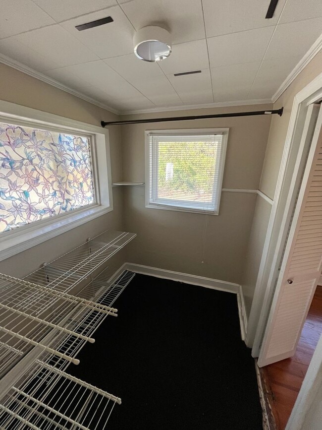 Building Photo - Charming 2-bedroom, 1-bathroom house