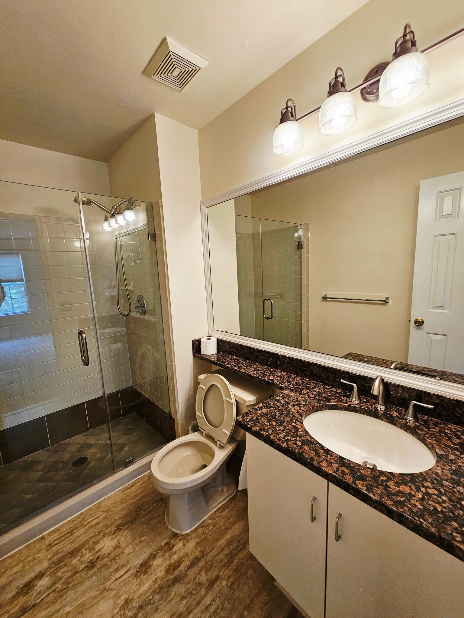 Main Bath - 1990 Mattis St