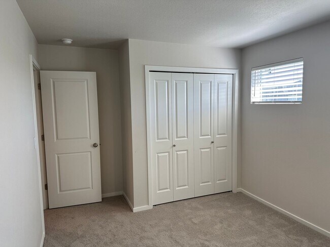 Building Photo - Pet friendly 4 bedroom 2.5 bath house!