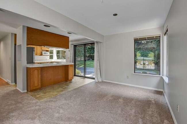 Building Photo - 3bd/2.5ba Bellevue Home