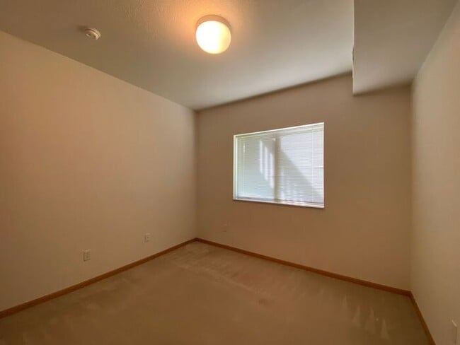 Building Photo - $1550 | 3 Bedroom, 2 Bathroom House | PET ...