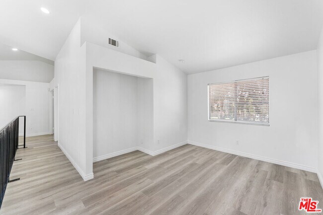 Building Photo - 37105 Zinnia St