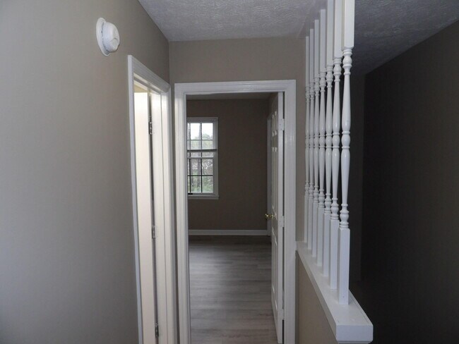 Building Photo - 244 Meadowview Dr