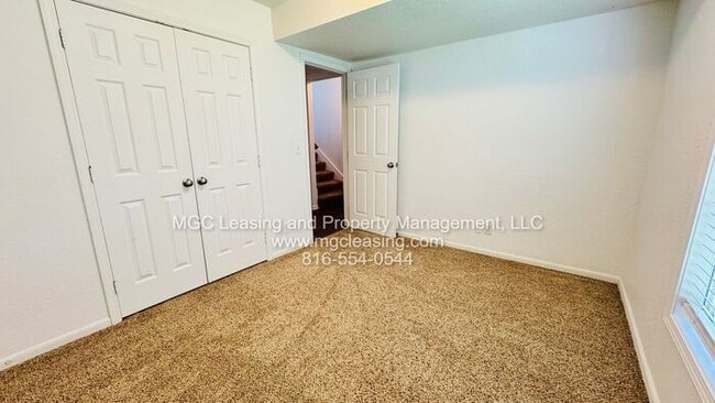 Building Photo - 3 bedroom Duplex with unique floor plan in...