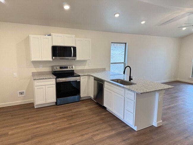 Building Photo - 1305 N Chicago Ave