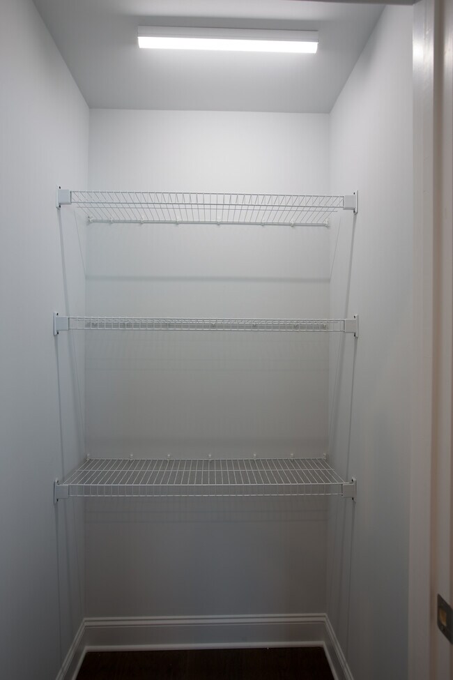 Building Photo - 2524 Waterhaven Dr