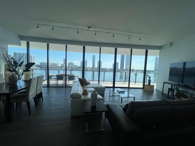 Building Photo - 5500 Island Estates Dr