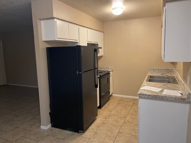 Primary Photo - 224 Estancia Dr NW