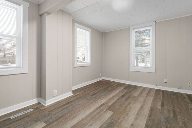 Building Photo - Walking distance to Central Park!