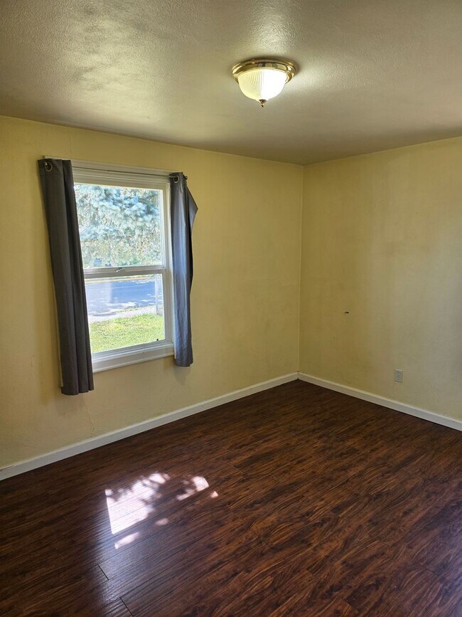 Building Photo - 2 Bedroom with Huge Yard in Springfield