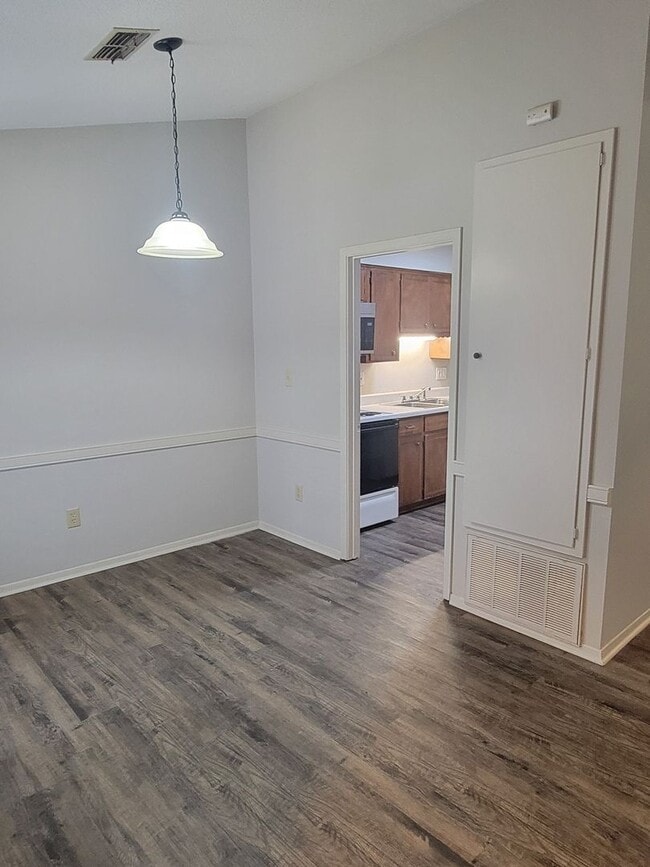 Building Photo - Adorable 2-Bedroom, 2-Bath Townhome Near A...