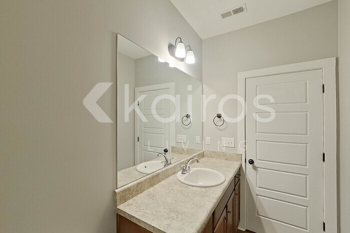 Building Photo - 295 Elm Way