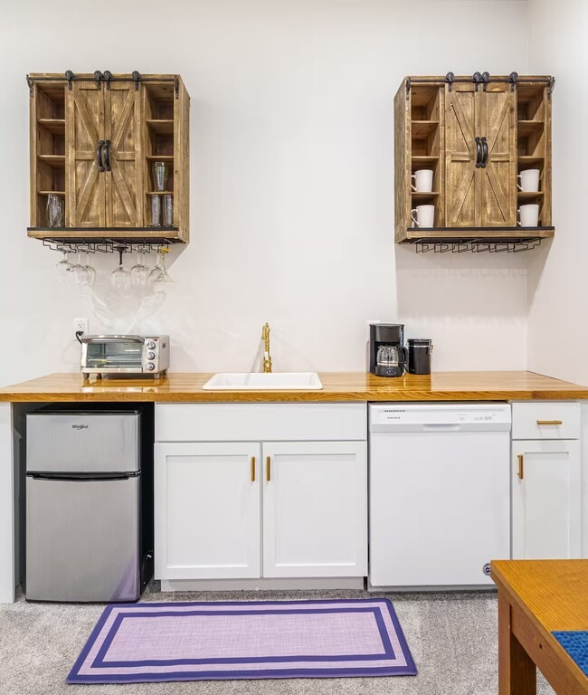 Building Photo - 930 Elm St