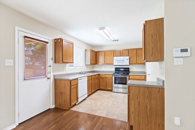 Building Photo - 3 Bedroom/2.5 Bath Bluffs of Lookout Canyon Subdivision