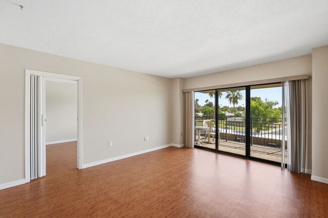 Building Photo - 10330 W Thunderbird Blvd