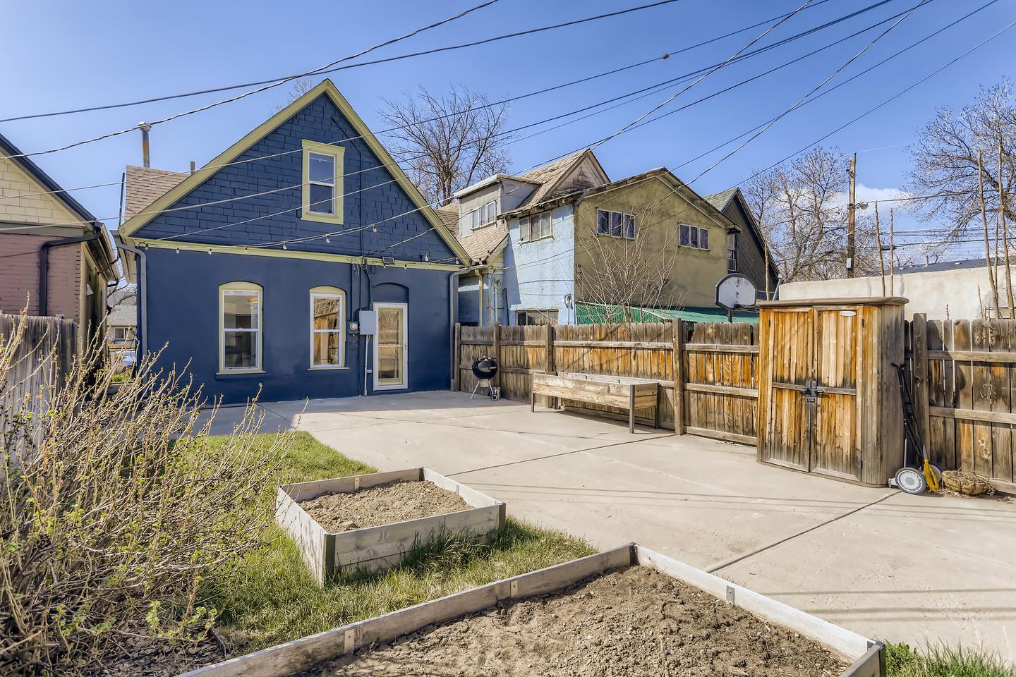 Building Photo - Striking Whittier Victorian home with fully fenced backyard