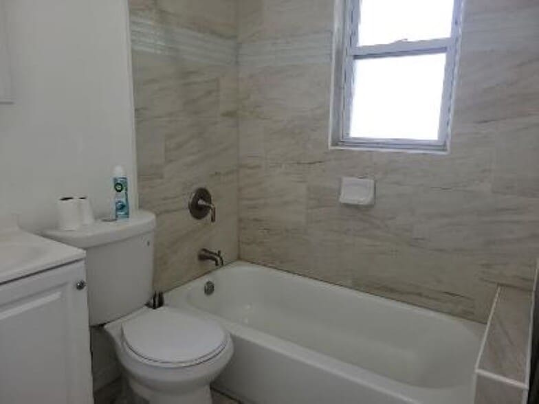 Bathroom - 25 Kingsley St