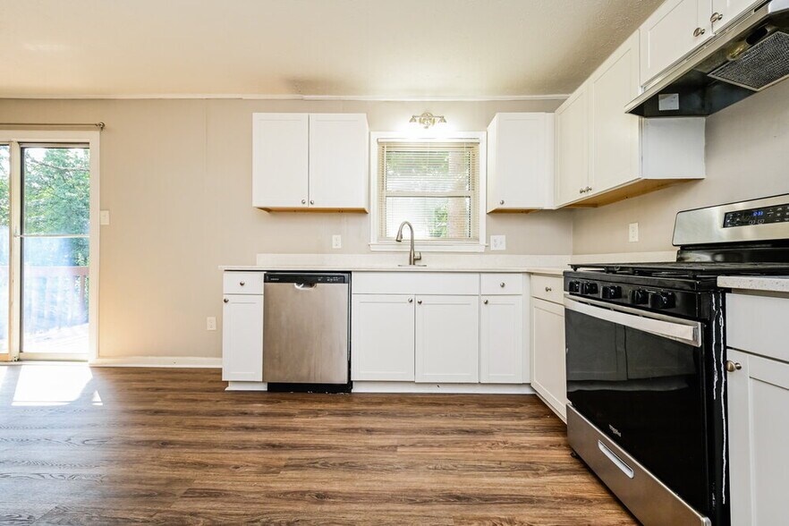 Building Photo - 3074 Menlo Park Dr