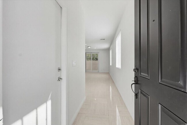 Building Photo - 752 Looking Bear Ct