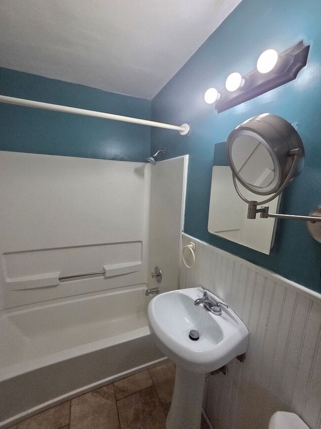 Building Photo - Beautiful 1 Bedroom 1 Bathroom Home in Raytown!