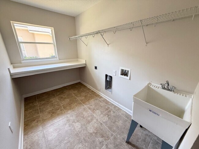 Building Photo - Spacious and well-appointed 4-bedroom, 3.5...