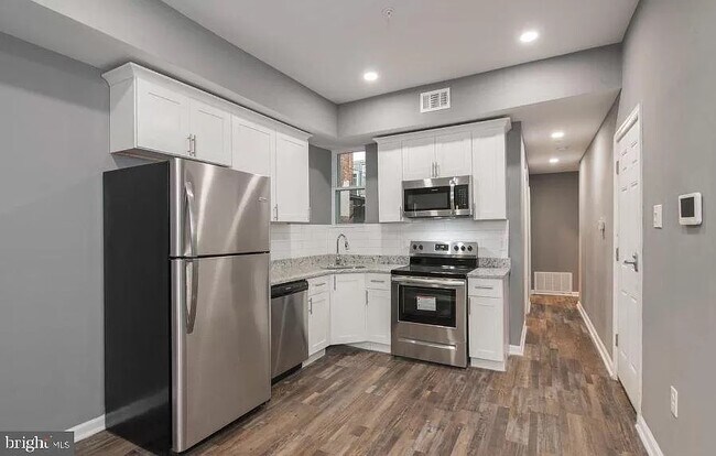 Building Photo - 207 S 49th St