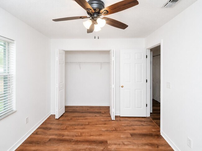 Building Photo - 405 Island View Cir