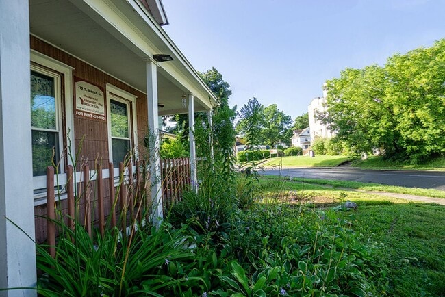 Building Photo - 715 S Beech St