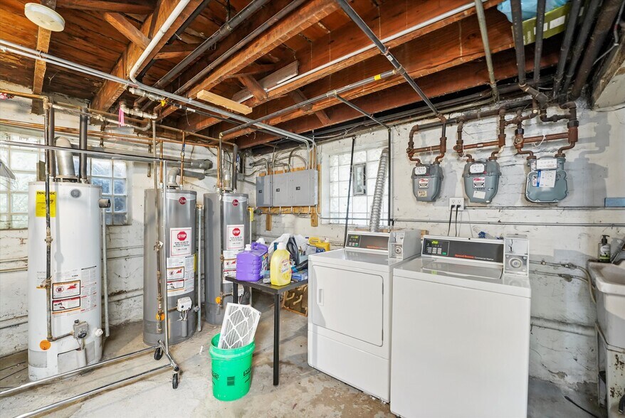 Building Photo - 3353 W Evergreen Ave